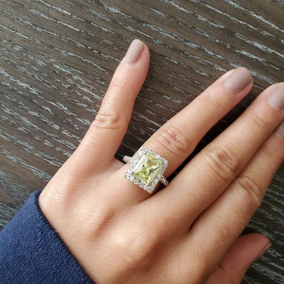 Canary yellow cushion cut diamond - Picture 6 of 12